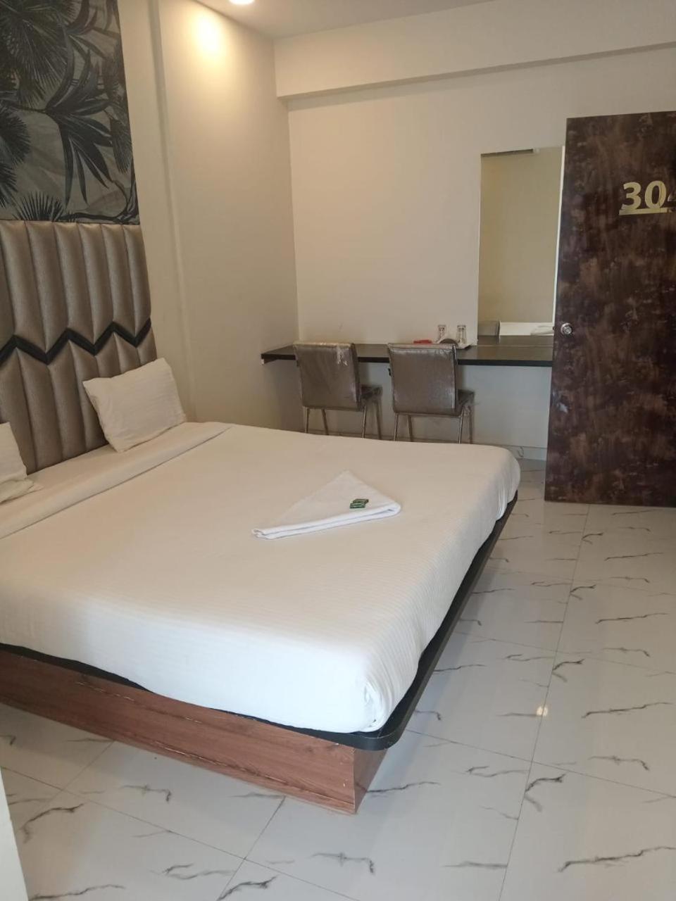 New Balaji Residency By Glitz Hotels Ulhāsnagar Exteriör bild